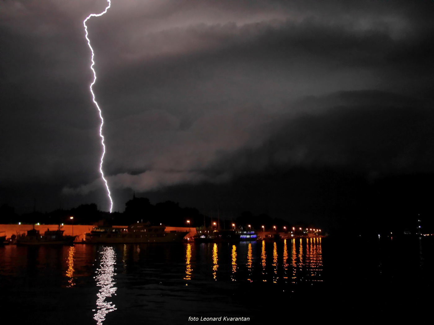 Munje nad zadarskom lukom