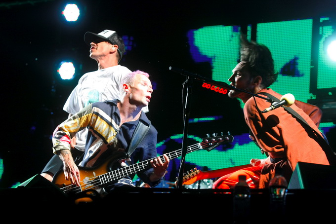 Zagreb, 290812.
Hipodrom.
Americka rock skupina Red Hot Chili Peppers u sklopu svjetske turneje kojom promovira deseti studijski album “I’m with You” iz 2011. nastupila je po prvi put pred zagrebackom publikom.
Foto: Goran Mehkek / CROPIX