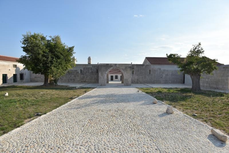 Han Maskovica izgradjen u 17. stoljecu i sluzio je u civilne svrhe kao svratiste, odmoriste i rezidencija. Objekt je izgradio Jusuf Maskovic, visoki dostojanstvenik na turskom dvoru, inace rodom iz Vrane ili iz Pakostana. Zapocet je u vrijeme izbijanja K Han Maskovica izgradjen u 17. stoljecu i sluzio je u civilne svrhe kao svratiste, odmoriste i rezidencija. Objekt je izgradio Jusuf Maskovic, visoki dostojanstvenik na turskom dvoru, inace rodom iz Vrane ili iz Pakostana. Zapocet je u vrijeme izbijanja K