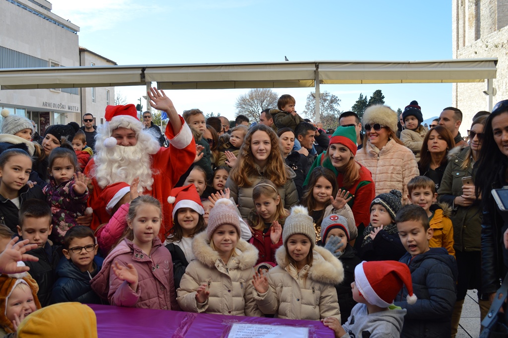 Djed Božićnjak iz Laponije stigao na Forum- poštom!