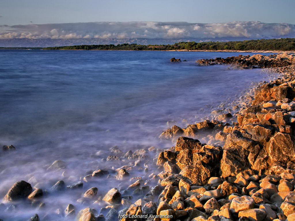 Punta Skala: Sunce tone u beskraj valova