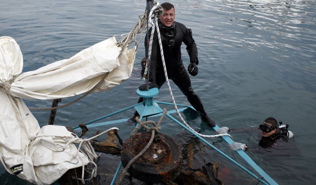 Zadar, 201110 Kike Curavic vodi tim koji cisti podmorje na Liburnskoj obali, a pridruzio im se i Stipe Mesic. Foto: Jure Miskovic / CROPIX