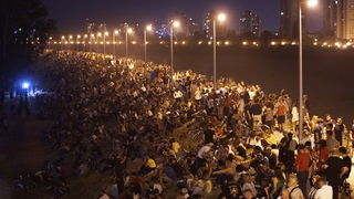 Zagreb, 290812.
Velik broj znatizeljnika odlucio se za besplatno pracenje koncerta Red Hot Chili Peppersa sa Savskog nasipa i Mosta Slobode.
Foto: Marko Todorov / CROPIX