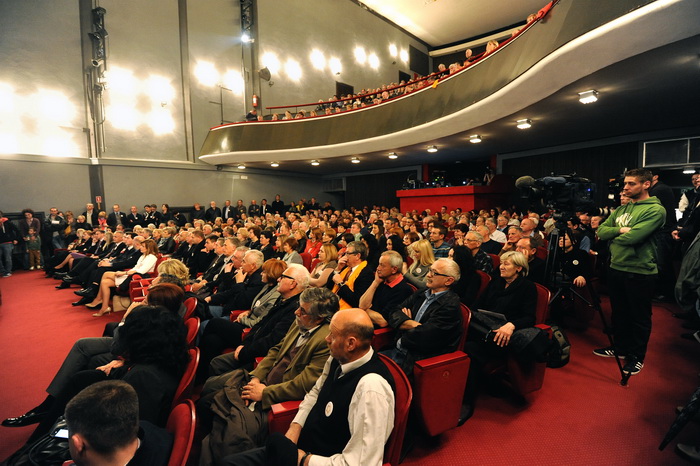 Zadar, 050413.
Veceras je u HNK Zadar odrzano predstavljanje liste koalicije SDP-HNS-HSU za Europski parlament. Na predstavljanju su govorili predsjednik SDP-a Zoran Milanovic, predsjednica HNS-a Vesna Pusic, predsjednik HSU-a Silvano Hrelja, te prvi na l Zadar, 050413.
Veceras je u HNK Zadar odrzano predstavljanje liste koalicije SDP-HNS-HSU za Europski parlament. Na predstavljanju su govorili predsjednik SDP-a Zoran Milanovic, predsjednica HNS-a Vesna Pusic, predsjednik HSU-a Silvano Hrelja, te prvi na l