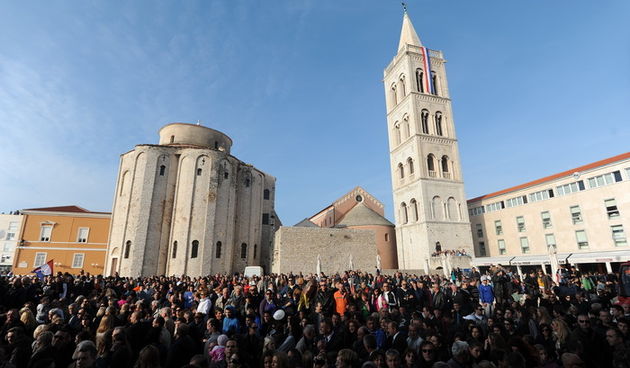 Zadar, 241112.
Obiljezavanje Dana grada Zadra i dolazak generala Ante Gotovine pocasnog gradjanina grada Zadra.
Docek generala Ante Gotovine na Forumu.
Na fotografiji: detalj s doceka.
Foto: Luka Gerlanc / CROPIX