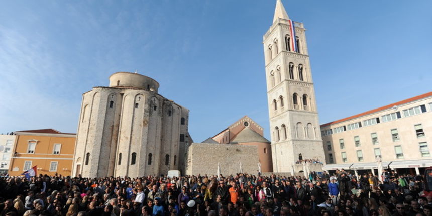 Zadar, 241112.
Obiljezavanje Dana grada Zadra i dolazak generala Ante Gotovine pocasnog gradjanina grada Zadra.
Docek generala Ante Gotovine na Forumu.
Na fotografiji: detalj s doceka.
Foto: Luka Gerlanc / CROPIX