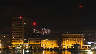 Građani na ulicama Zadra poštujući mjere dočekali 2021. godinu