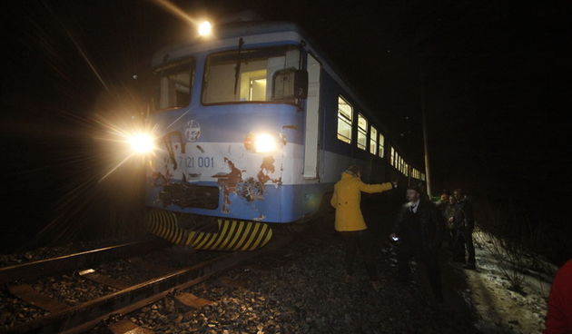 Carevdar, Koprivnica, 171212.
Putnicki vlak na zeljeznickoj pruzi izmedju Krizevaca i Lepavine naletio je veceras oko 17 sati na teretni vlak u mirovanju, pri cemu je troje ljudi lakse ozlijedjeno.
Na fotografiji: prizor na mjestu nesrece.
Foto: Ivan Brki