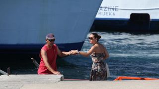 17.07.2013., Zadar – Mlada dama je uz pomoc barkajola presla preko mora na drugu stranu zadarske rive. Photo: Zeljko Mrsic/PIXSELL Autor  Zeljko Mrsic/PIXSELL KLJUČNE RIJEČI  camac, barkajol, brod, zena, djevojka