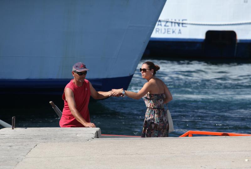 17.07.2013., Zadar – Mlada dama je uz pomoc barkajola presla preko mora na drugu stranu zadarske rive. Photo: Zeljko Mrsic/PIXSELL Autor  Zeljko Mrsic/PIXSELL KLJUČNE RIJEČI  camac, barkajol, brod, zena, djevojka