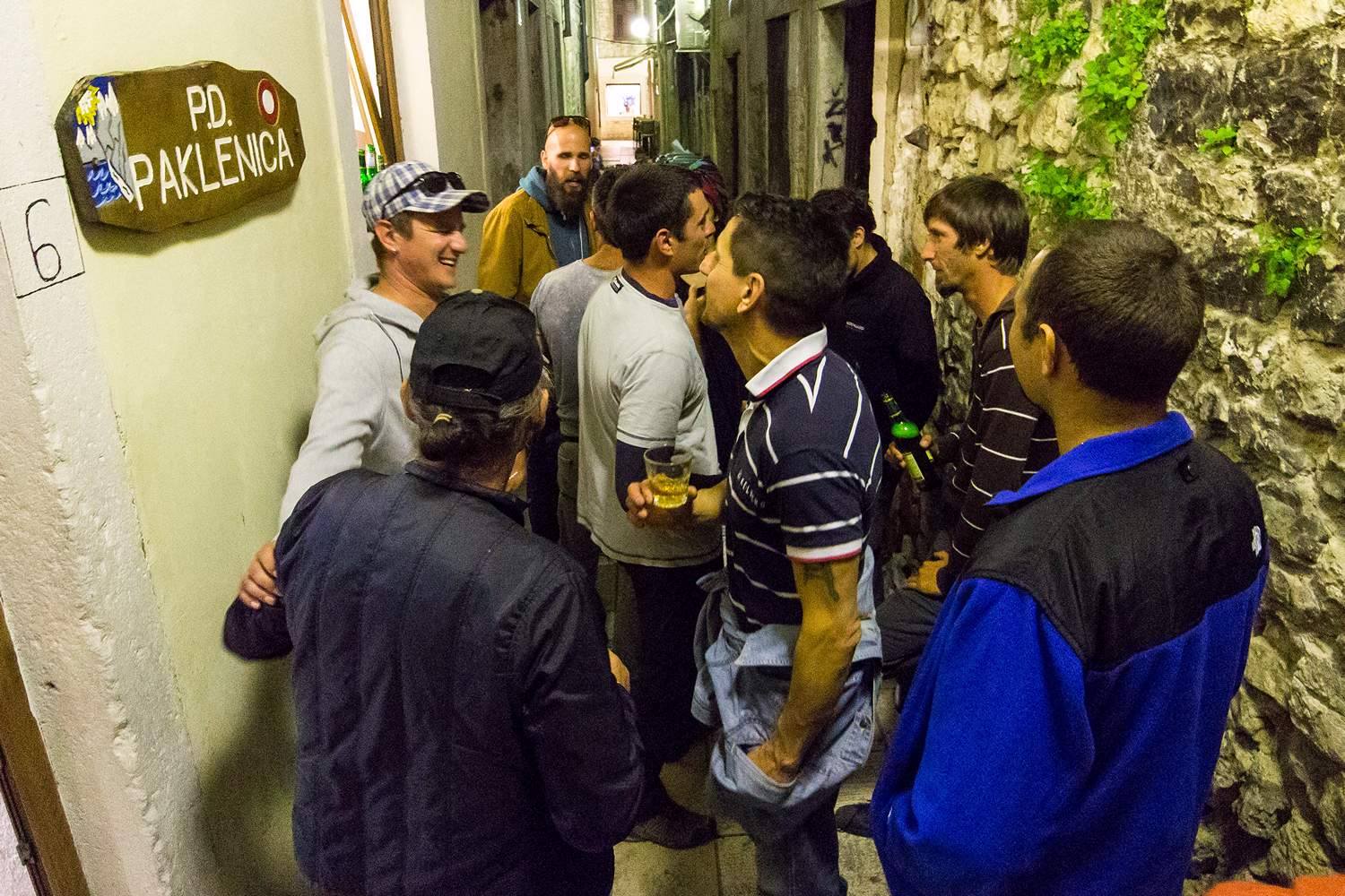 Otvorenje izložbe fotografija Mladena Radolovića Mrlje u PD Paklenica Otvorenje izložbe fotografija Mladena Radolovića Mrlje u PD Paklenica