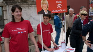 HDZ i SDP standovi na Narodnom trgu