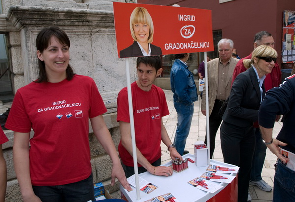 HDZ i SDP standovi na Narodnom trgu