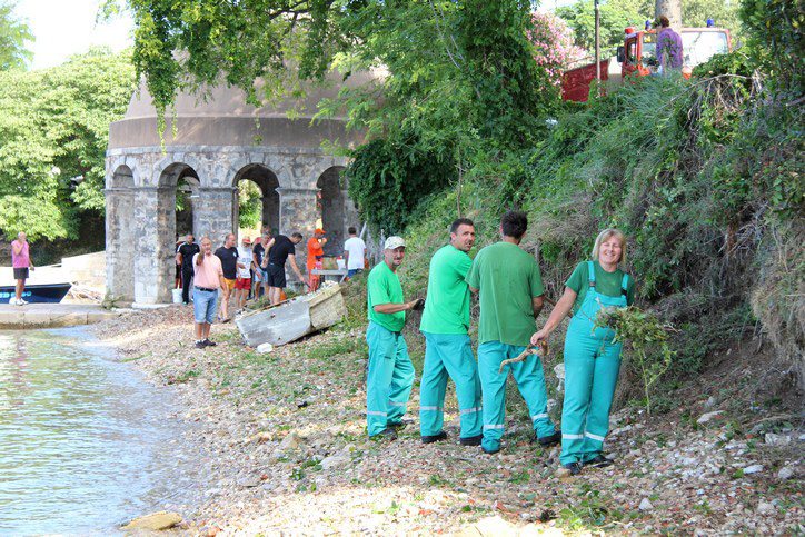 Karma:Počela akcija čišćenja Carske fontane Karma:Počela akcija čišćenja Carske fontane