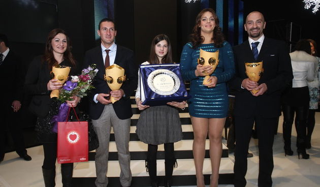 Zagreb, 231212.
HRT.
Na Hrvatskoj radioteleviziji dodijeljene su nagrade za sportasa godine u organizaciji Sportskih Novosti.
Sportasica godine je bacacica diska Sandra Perkovic, a sportas Giovanni Cernogoraz.
Na fotografiji: Miranda Tatari -rukometna rep