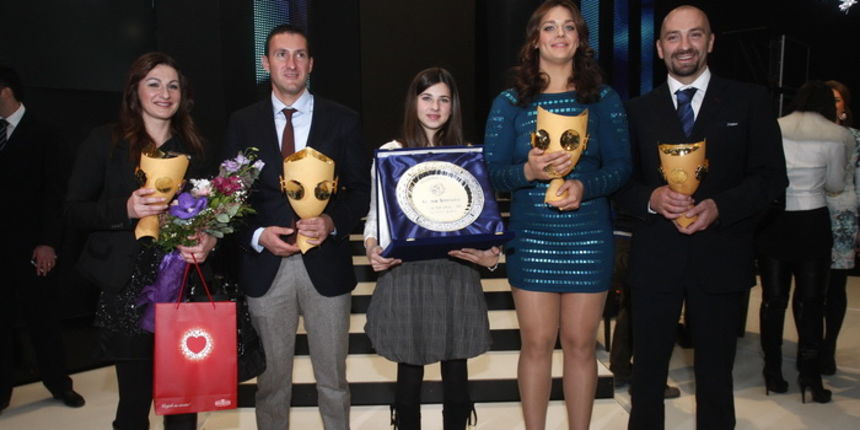 Zagreb, 231212.
HRT.
Na Hrvatskoj radioteleviziji dodijeljene su nagrade za sportasa godine u organizaciji Sportskih Novosti.
Sportasica godine je bacacica diska Sandra Perkovic, a sportas Giovanni Cernogoraz.
Na fotografiji: Miranda Tatari -rukometna rep Zagreb, 231212.
HRT.
Na Hrvatskoj radioteleviziji dodijeljene su nagrade za sportasa godine u organizaciji Sportskih Novosti.
Sportasica godine je bacacica diska Sandra Perkovic, a sportas Giovanni Cernogoraz.
Na fotografiji: Miranda Tatari -rukometna rep