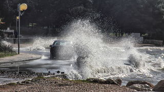 Zapadnjak i plima poplavili ulice