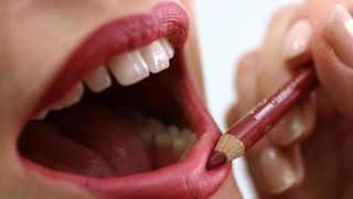 Zagreb – U Zagrebackom plesnom centru odrzana je revija poznatih hrvatskih dizajnera u sklopu devetog Modnog ormara. Detalji iz backstaga, frizeri i vizasisti vrse posljednje pripreme modela uoci revija. šminkanje. make-up. modeli, tetovaže, štikle. Photo