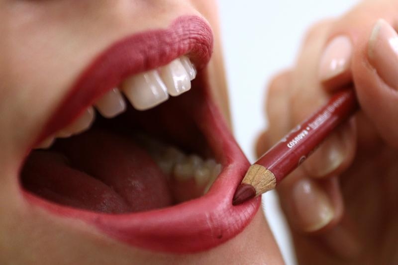 Zagreb – U Zagrebackom plesnom centru odrzana je revija poznatih hrvatskih dizajnera u sklopu devetog Modnog ormara. Detalji iz backstaga, frizeri i vizasisti vrse posljednje pripreme modela uoci revija. šminkanje. make-up. modeli, tetovaže, štikle. Photo