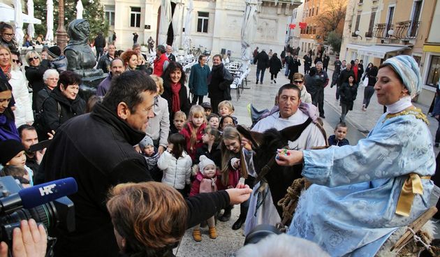 Sveta Luce oduševila mališane u gradu