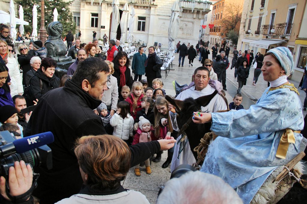 Sveta Luce oduševila mališane u gradu