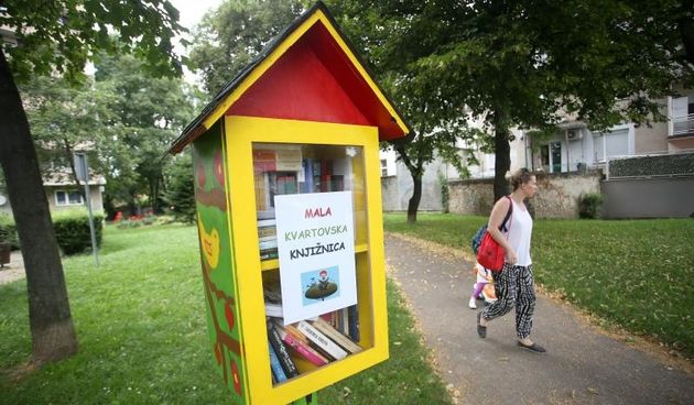U parku u Buzanovoj ulici otvarena je Mala kvartovska knjiznica. Mala kvartovska knjiznica mjesto je slobodne razmjene knjiga stanovnika naselja. Photo: Igor Kralj/PIXSELL