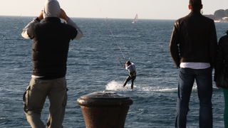 Zadar, 190312.
Rukometasi Zagreba Josip Valcic i Jakov Gojun uzivali su gledajuci vratolomije kitesurfera u blizini zadarskih orgulja.
Foto : Andrija Lucic / cropix Zadar, 190312.
Rukometasi Zagreba Josip Valcic i Jakov Gojun uzivali su gledajuci vratolomije kitesurfera u blizini zadarskih orgulja.
Foto : Andrija Lucic / cropix