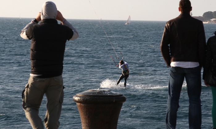 Zadar, 190312.
Rukometasi Zagreba Josip Valcic i Jakov Gojun uzivali su gledajuci vratolomije kitesurfera u blizini zadarskih orgulja.
Foto : Andrija Lucic / cropix Zadar, 190312.
Rukometasi Zagreba Josip Valcic i Jakov Gojun uzivali su gledajuci vratolomije kitesurfera u blizini zadarskih orgulja.
Foto : Andrija Lucic / cropix