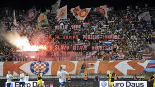 Split, 050810.
Na punom stadionu u Poljudu odigrala se uzvratna utakmica treceg pretkola Europske lige izmedju Hajdula i Dinama iz Bukuresta.U prvoj utakmici Dinamo je u Bukurestu pobijedio rezultatom 3 : 1.
Na fotografiji Torcida slavi petnaestu obljetn Split, 050810.
Na punom stadionu u Poljudu odigrala se uzvratna utakmica treceg pretkola Europske lige izmedju Hajdula i Dinama iz Bukuresta.U prvoj utakmici Dinamo je u Bukurestu pobijedio rezultatom 3 : 1.
Na fotografiji Torcida slavi petnaestu obljetn