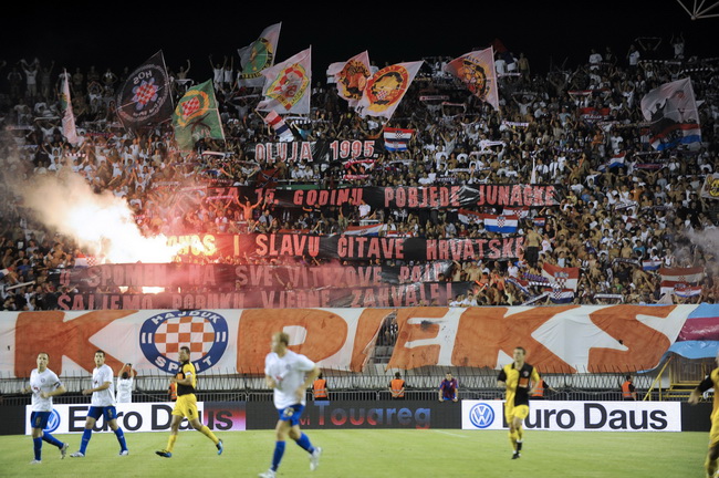 Split, 050810.
Na punom stadionu u Poljudu odigrala se uzvratna utakmica treceg pretkola Europske lige izmedju Hajdula i Dinama iz Bukuresta.U prvoj utakmici Dinamo je u Bukurestu pobijedio rezultatom 3 : 1.
Na fotografiji Torcida slavi petnaestu obljetn Split, 050810.
Na punom stadionu u Poljudu odigrala se uzvratna utakmica treceg pretkola Europske lige izmedju Hajdula i Dinama iz Bukuresta.U prvoj utakmici Dinamo je u Bukurestu pobijedio rezultatom 3 : 1.
Na fotografiji Torcida slavi petnaestu obljetn