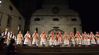 Nastup ansambla Lado ispred crkve sv. Marije ; foto Iva Perinčić Nastup ansambla Lado ispred crkve sv. Marije ; foto Iva Perinčić