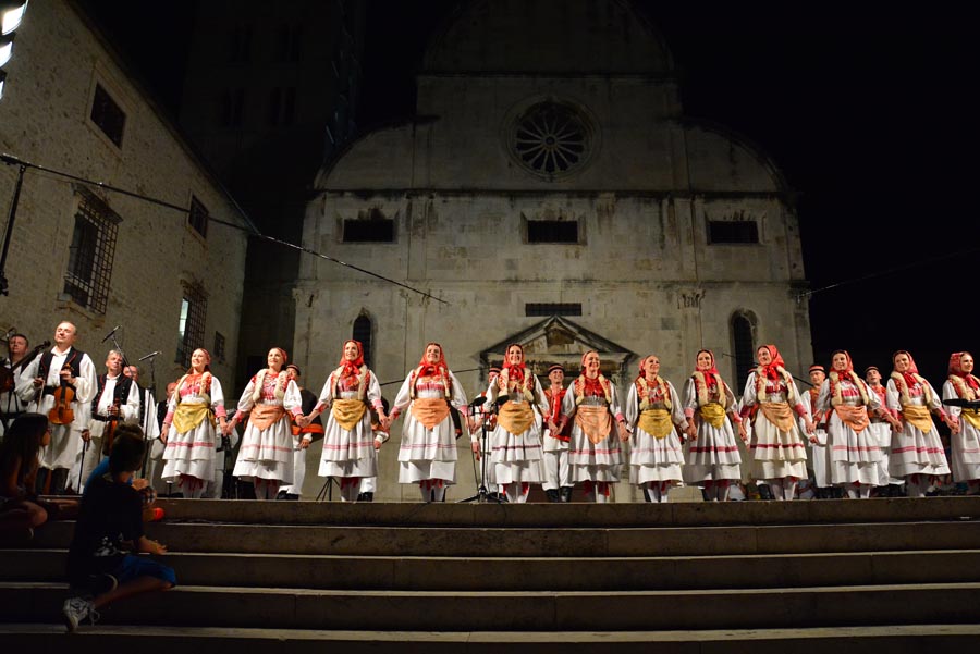 Nastup ansambla Lado ispred crkve sv. Marije ; foto Iva Perinčić Nastup ansambla Lado ispred crkve sv. Marije ; foto Iva Perinčić