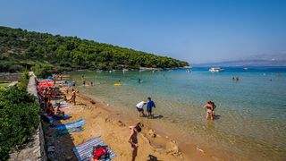 Uvala Lovrečina: Egzotična pješčana oaza na Braču u kojoj su uživali i stari Rimljani Uvala Lovrečina: Egzotična pješčana oaza na Braču u kojoj su uživali i stari Rimljani
