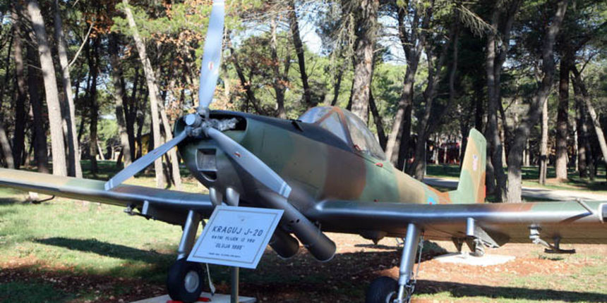 Zemunik: Muzej aviona i helikoptera na otvorenom