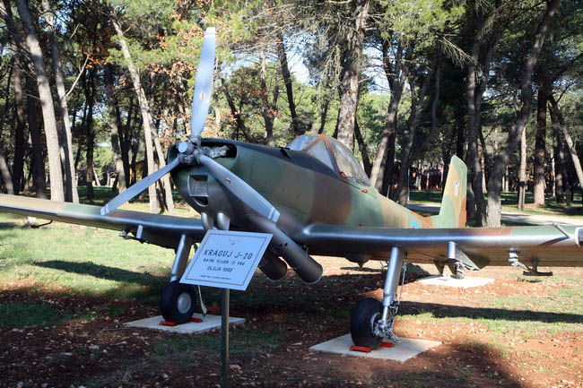 Zemunik: Muzej aviona i helikoptera na otvorenom