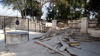 Zadar, 180312.
U noci sa subote na nedjelju nepoznati pocinitelji razbijali su po Poluotoku te napravili veliku stetu na gradilistu kod Trga pet bunara gdje je porazbijana rampa za ulaz u park, a mjesalica za beton zavrsila je cak kod pomorske skole u dru Zadar, 180312.
U noci sa subote na nedjelju nepoznati pocinitelji razbijali su po Poluotoku te napravili veliku stetu na gradilistu kod Trga pet bunara gdje je porazbijana rampa za ulaz u park, a mjesalica za beton zavrsila je cak kod pomorske skole u dru