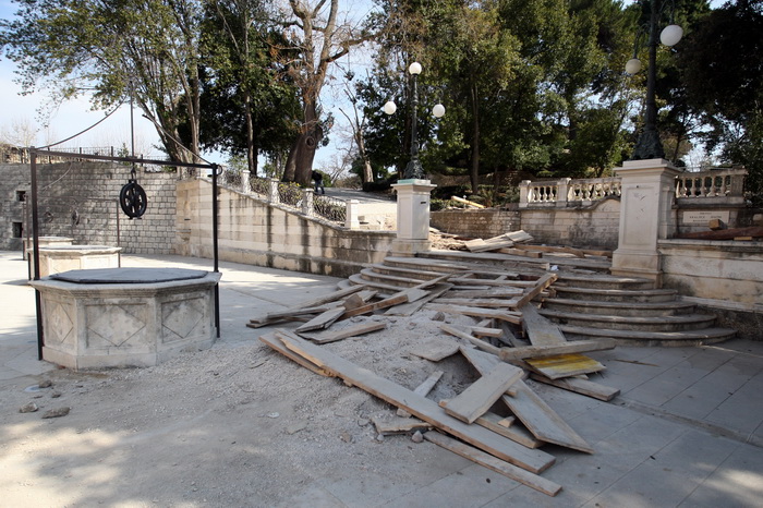 Zadar, 180312.
U noci sa subote na nedjelju nepoznati pocinitelji razbijali su po Poluotoku te napravili veliku stetu na gradilistu kod Trga pet bunara gdje je porazbijana rampa za ulaz u park, a mjesalica za beton zavrsila je cak kod pomorske skole u dru Zadar, 180312.
U noci sa subote na nedjelju nepoznati pocinitelji razbijali su po Poluotoku te napravili veliku stetu na gradilistu kod Trga pet bunara gdje je porazbijana rampa za ulaz u park, a mjesalica za beton zavrsila je cak kod pomorske skole u dru