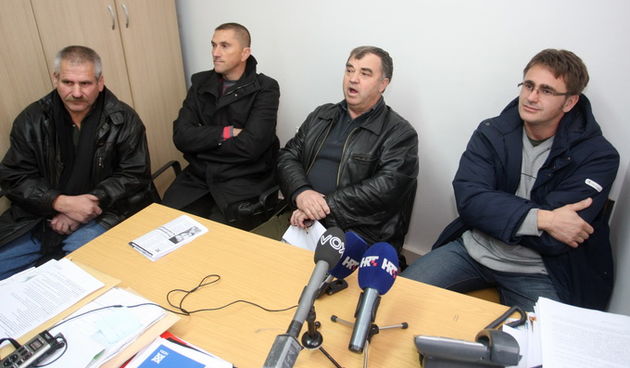 Zadar, 190112.
Nezavisni vjecnici Opcine Posedarje sazvali su press konferenciju za novinare. Tema konferencije je nezakonito donosenje proracuna za 2011. i 2012. godinu. 
Na fotgrafiji: nezavisni vjecnici, Ivan Klanac, Roko Brala i Ivan Brala.
Foto: Andr