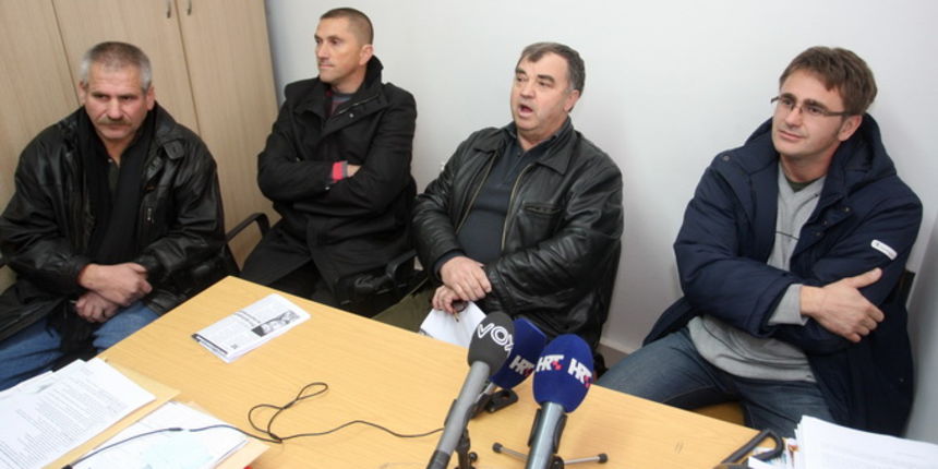 Zadar, 190112.
Nezavisni vjecnici Opcine Posedarje sazvali su press konferenciju za novinare. Tema konferencije je nezakonito donosenje proracuna za 2011. i 2012. godinu.
Na fotgrafiji: nezavisni vjecnici, Ivan Klanac, Roko Brala i Ivan Brala.
Foto: Andr Zadar, 190112.
Nezavisni vjecnici Opcine Posedarje sazvali su press konferenciju za novinare. Tema konferencije je nezakonito donosenje proracuna za 2011. i 2012. godinu.
Na fotgrafiji: nezavisni vjecnici, Ivan Klanac, Roko Brala i Ivan Brala.
Foto: Andr