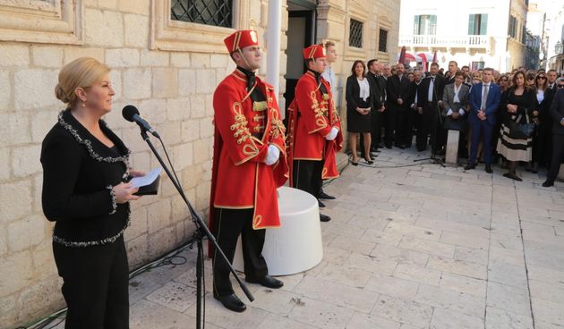 Predsjednica Republike Hrvatske Kolinda Grabar Kitarovic od danas je u posjetu gradu Dubrovniku i Dubrovacko- neretvanskoj zupaniji gdje je, u palaci Ranjina, otvorila svoj privremeni Ured. U nazocnosti brojnih sugradjana te predstavnika Grada i Zupanije,