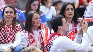 Hrvatski navijači u Parizu na utakmici Slovenija – Hrvatska za 3. mjesto na Svjetskom prvenstvu