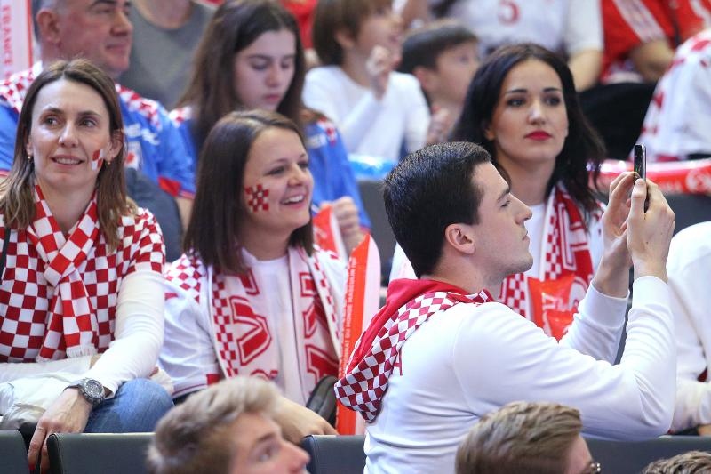 Hrvatski navijači u Parizu na utakmici Slovenija – Hrvatska za 3. mjesto na Svjetskom prvenstvu