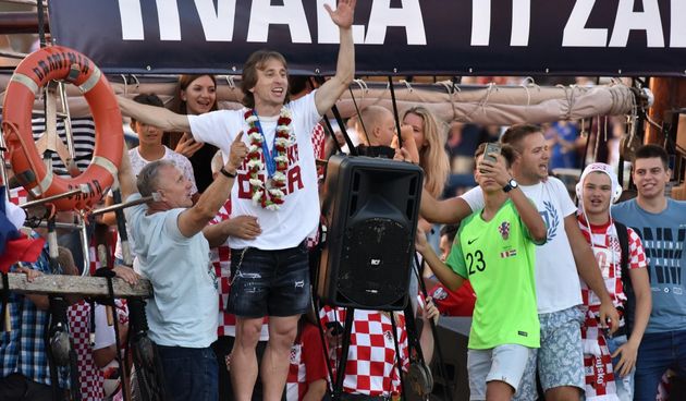 Vatreni jedrenjakom zaplovili prema srcu grada Zadra