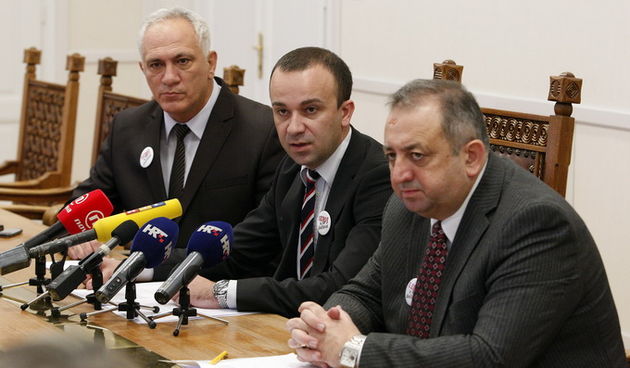 Zagreb, 141212.
Sabor.
Klub zastupnika HDSSB-a odrzao press konferenciju sa temom prijedloga Kluba zastupnika HDSSB-a o novim zakonskim rjesenjima Zakona o drzavnom odvjetnistvu i Zakona o Sigurnosno obavjestajnom sustavu RH.
Na fotografiji: Bozo Grubisic