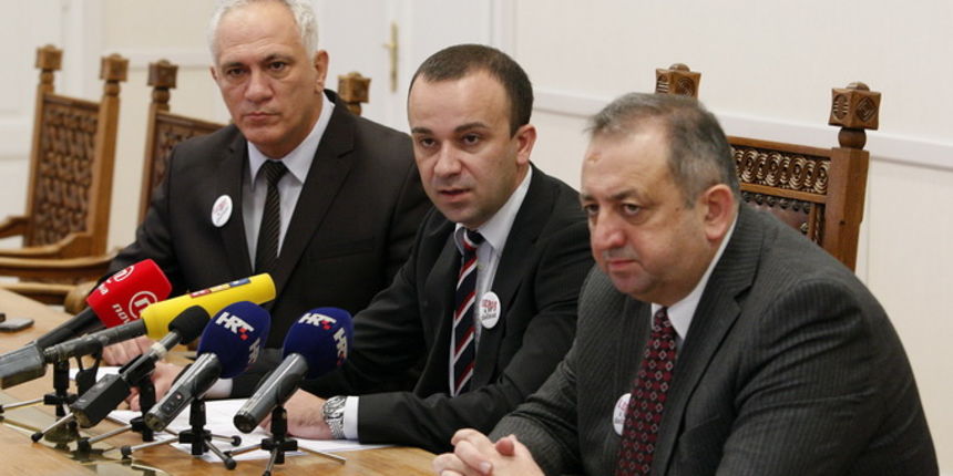 Zagreb, 141212.
Sabor.
Klub zastupnika HDSSB-a odrzao press konferenciju sa temom prijedloga Kluba zastupnika HDSSB-a o novim zakonskim rjesenjima Zakona o drzavnom odvjetnistvu i Zakona o Sigurnosno obavjestajnom sustavu RH.
Na fotografiji: Bozo Grubisic