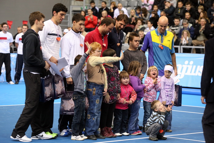 Osijek, 091210.
U osjeckoj dvorani Gradski vrt odigrat ce se humanitarni teniski spektakl, odnosno dvoboj Gorana Ivanisevica i Ivana Ljubicica. Cilj cijele manifestacije je humanitarnog karaktera. Prikupljena sredstva ici ce za pomoc pri lijecenju hrvats Osijek, 091210.
U osjeckoj dvorani Gradski vrt odigrat ce se humanitarni teniski spektakl, odnosno dvoboj Gorana Ivanisevica i Ivana Ljubicica. Cilj cijele manifestacije je humanitarnog karaktera. Prikupljena sredstva ici ce za pomoc pri lijecenju hrvats