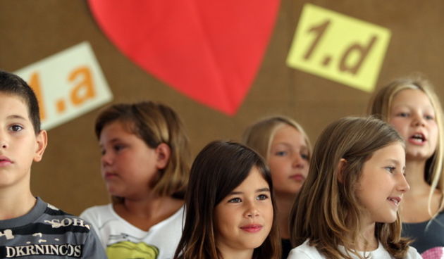 Zadar, 030912.
Gradonacelnik Zvonimir Vrancic obisao je skolu Zadarski otoci na Bilom Brigu, te je svim ucenicima u Zadru pozelio uspjesan pocetak nove skolske godine. 
Na fotografiji: ucenici. 
Foto: Jure Miskovic / CROPIX