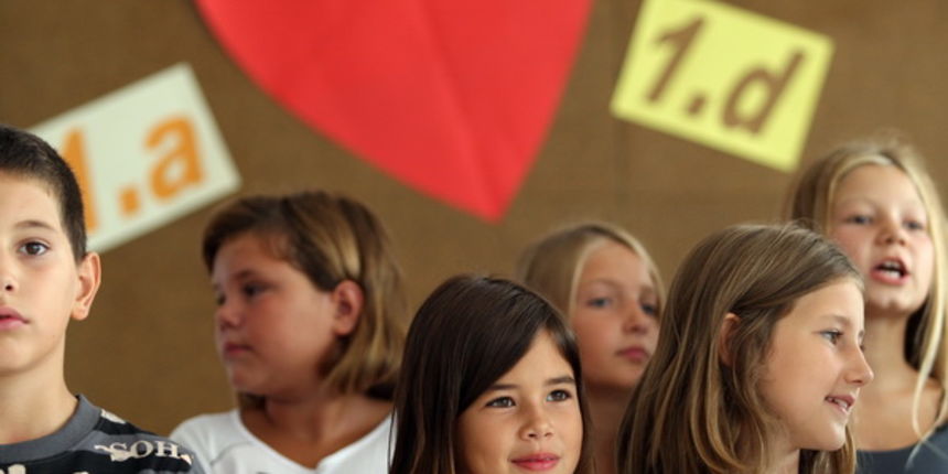 Zadar, 030912.
Gradonacelnik Zvonimir Vrancic obisao je skolu Zadarski otoci na Bilom Brigu, te je svim ucenicima u Zadru pozelio uspjesan pocetak nove skolske godine. 
Na fotografiji: ucenici. 
Foto: Jure Miskovic / CROPIX