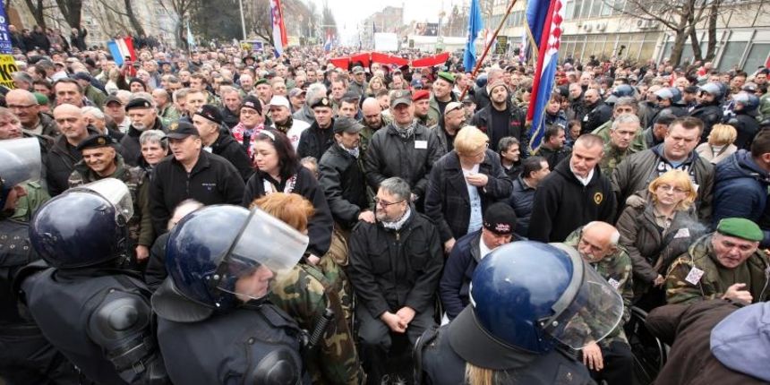 U satoru postavljenom ispred Ministarstva branitelja u Savskoj 66 gdje branitelji prosvjeduju vec 4 mjeseca odrzan je Skup potpore hrvatskim braniteljima. Skup je organiziran zbog prosvjednog marsa pokreta Occupy Croatia pod nazivom Stop teroru satorasa.