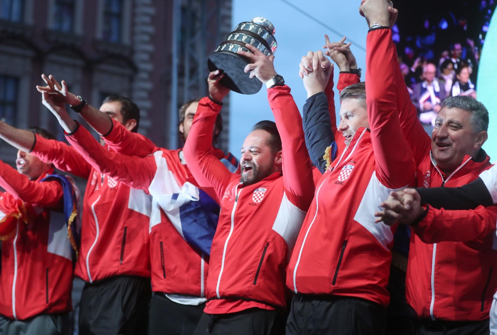 Zlatne tenisače na Trgu bana Josipa Jelačića dočekale tisuće navijača Zlatne tenisače na Trgu bana Josipa Jelačića dočekale tisuće navijača